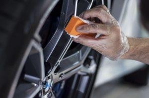 Нанесение нано-керамического покрытия на колёсный диск BMW аппликатором