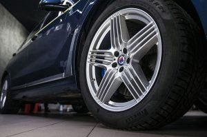 Синий BMW с диском Alpina после нано-керамического покрытия